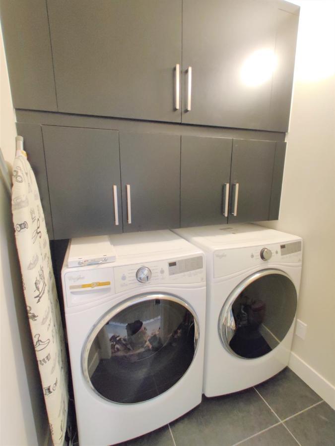 YYC Monki Di Executive Suites - Glas - Luxury Inner City Home 3 Min To Downtown W Private Rooftop Patio Fireplace מראה חיצוני תמונה